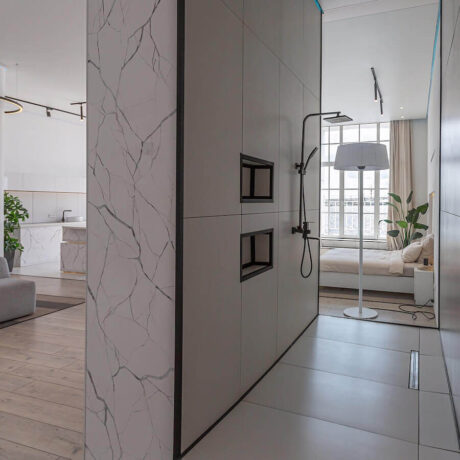 czarne listwy ozdobne pod prysznicem w łazience